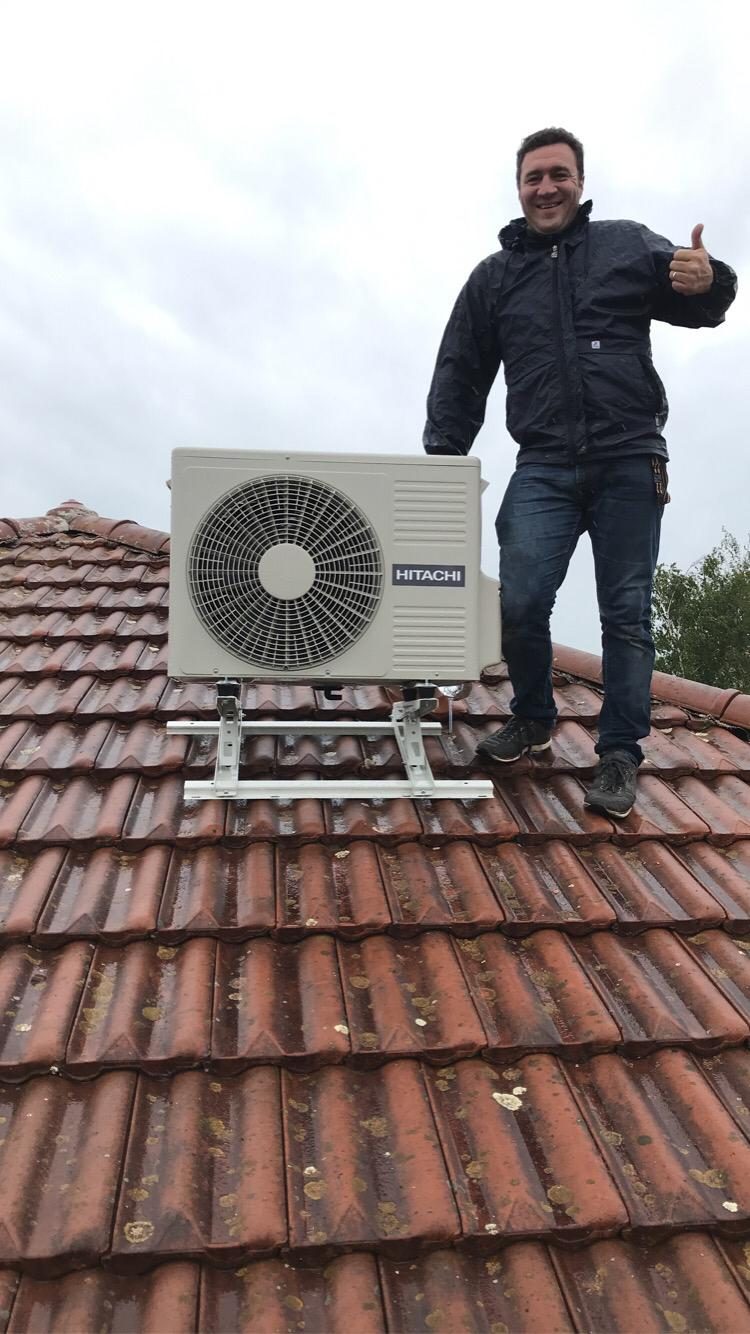 Mathieu Maurin, fondateur Easy Calo, sur un chantier d'installation de pompe à chaleur à Loyettes